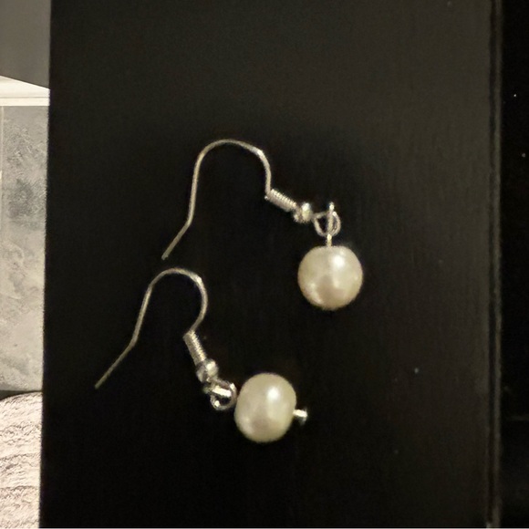 Costume pearl earrings - Picture 1 of 1